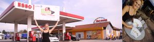 Junge blonde Frau an BeSmart-Infostand und Tankstelle