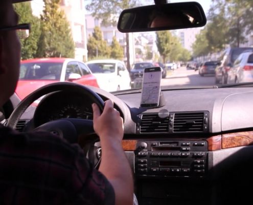 Handyhalterung im Auto während des Fahrens