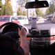 Handyhalterung im Auto während des Fahrens