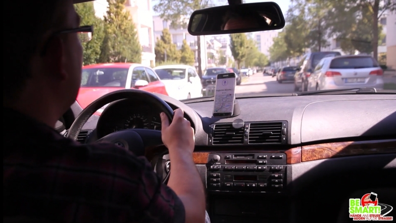 Handyhalterung im Auto während des Fahrens