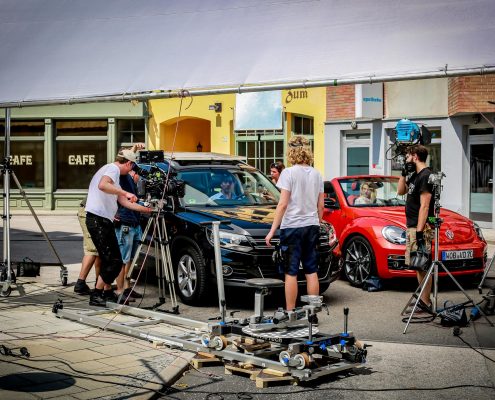 Zwei Autos und Kamera Leute