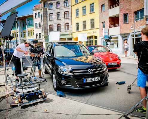 Zwei Autos und Kamera Leute