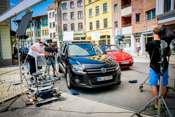 Zwei Autos und Kamera Leute