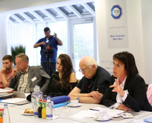 Mehrere Leute an einem Tisch zum Anlass einer Pressekonferenz