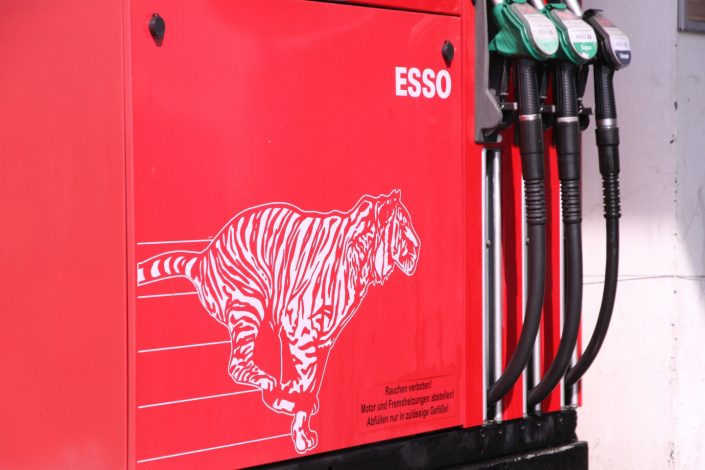 Zapfhahn einer Esso-Tankstelle mit Tiger-Aufdruck