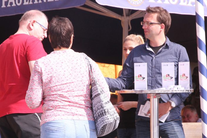 Ein Mann und eine Frau informieren Passanten über die Kampagne