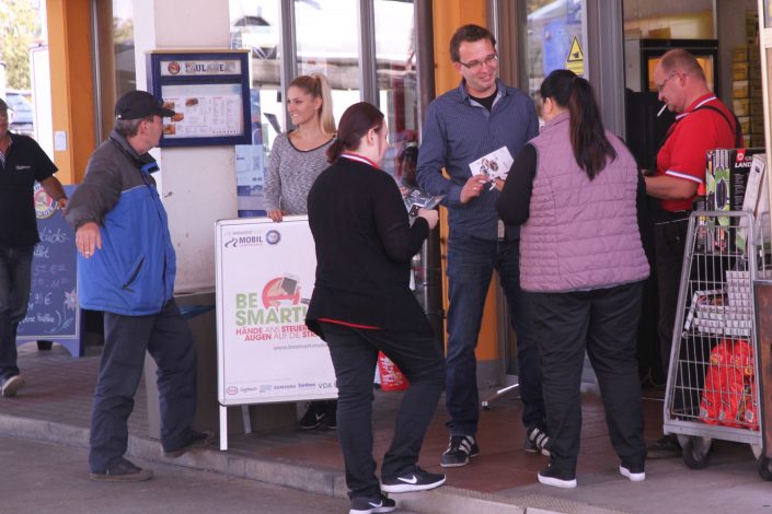 Einige Personen am Infostand von BeSmart in der Stadt