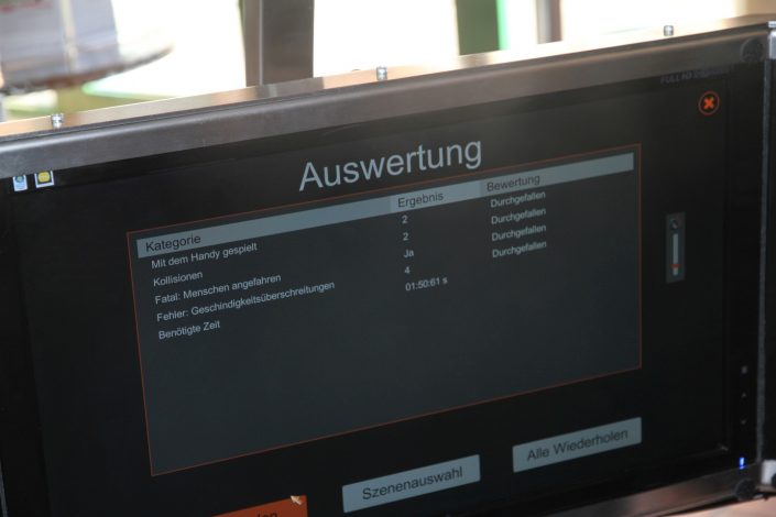 Auswertung auf dem Bildschirm des Fahrsimulators nach Beenden der simulierten Fahrt