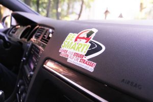 BE SMART Aufkleber auf Amaturenbrett