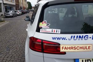 Rückansicht Fahrschulauto mit Aufkleber von BE SMART