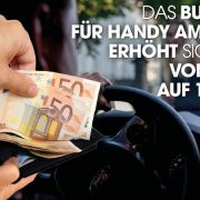 Mann mit Handy am Steuer und eine Hand die Geld aus einem Geldbeutel zieht.