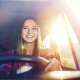 Mädchen lächelnd am Steuer eines Autos