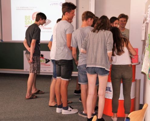 Einige Schüler vor dem BeSmart -Infostand in einem Klassenzimmer