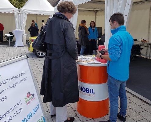 Ein Mann und eine Frau stehen vor einem BeSmart-Infostand