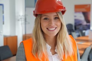 Frau mit Warnweste und Helm beim Workshop ArcelorMittal