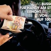 Mann mit Handy am Steuer und eine Hand die Geld aus einem Geldbeutel zieht.