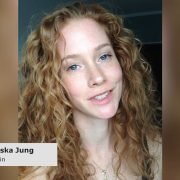 Eine junge Frau mit langen roten Locken