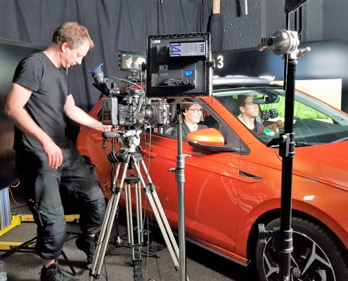 Dreh Kampagnenspot Backstage rotes Auto mit Kamera