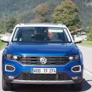 Dreh Kampagnenspot blaues Auto auf Landstraße