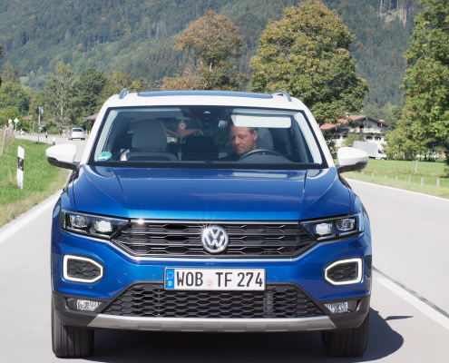 Dreh Kampagnenspot blaues Auto auf Landstraße