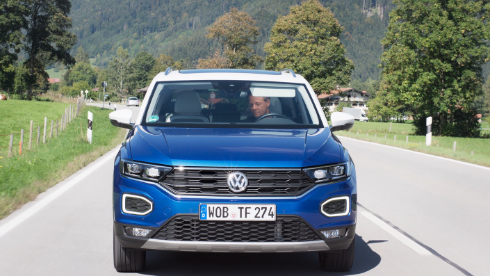 Dreh Kampagnenspot blaues Auto auf Landstraße