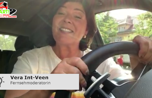 Vera Int-Veen sitzt im Auto und warnt vor Handy am Steuer