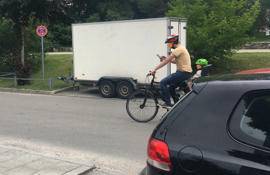 Mit dem Handy auf dem Fahrrad die Verkehrsrowdys auf zwei